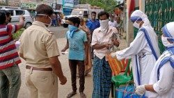 Calcutta, alcune suore di Madre Teresa distribuiscono cibo ai poveri