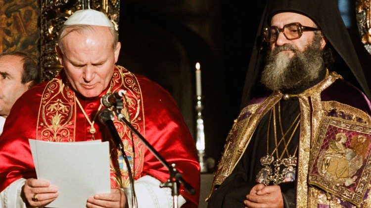 Папа Іван Павло ІІ та Константинопольський Патріарх Димитрій І, 1980 рік. 