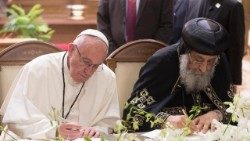 El Papa Francisco y el Patriarca Tawadros II firman una Declaración conjunta, en abril de 2017, en la sede del Patriarcado Ortodoxo Copto en El Cairo, Egipto.
