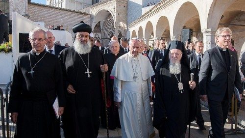 Justin Welby (à gauche), le Pape François (au centre) et le patriarche Bartholomée Ier (2e en partant de la droite) lors d'une rencontre œcuménique à Assise 