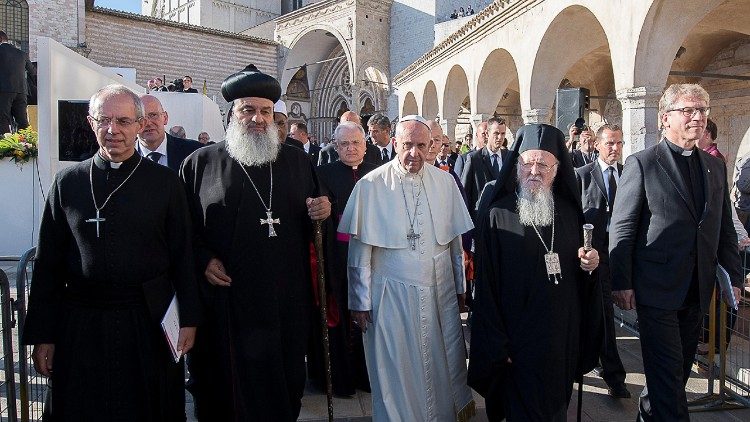 Arcibiskup Welby (první zleva), papež František a patriarcha Bartoloměj (druhý zprava) při ekumenickém setkání v Assisi