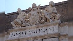 Le statue di Michelangelo e Raffaello sul portale di ingresso dei Musei Vaticani