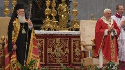 Der damalige Papst Benedikt XVI. und der Ökumenische Patriarch Bartholomaios I. 2008 bei einem Gottesdienst im Petersdom