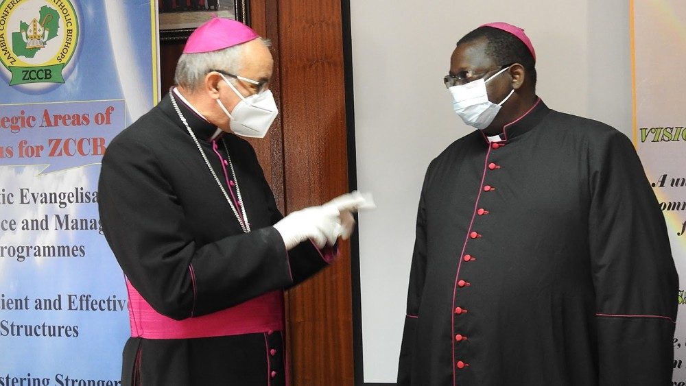 Apoštolský nuncius Zambie a Malawi Mons. Gianfranco Gallone (s biskupom Zambie Mosesom Hamungolem)