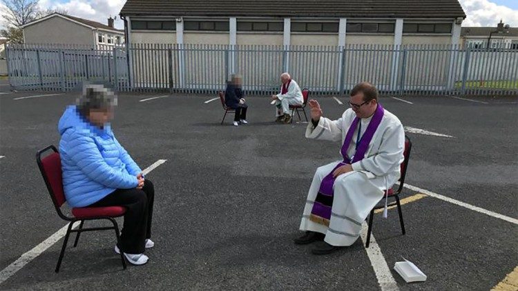 愛爾蘭神父在堂區停車場舉行告解聖事