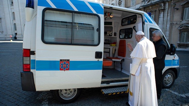 Paavi vihki käyttöön Vatikaanille kuuluvan ambulanssin