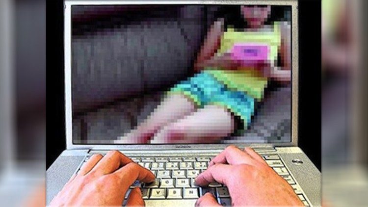 Ks. Di Noto: świat jest obojętny wobec pedofilii on line