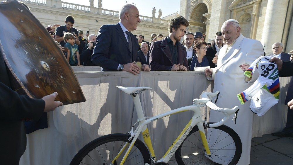 La bici donata dal ciclista slovacco Peter Sagan al Papa e messa in palio all'asta “We Run Together”