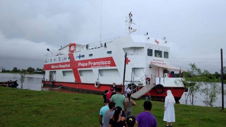 Sjukhusbåten "Papa Francesco" går längs Amazonasfloden för att ge ursprungsbefolkningarna hälso- och sjukvård