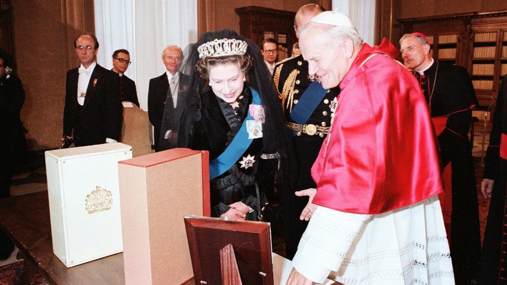Le Pape Jean-Paul II reçoit la reine Elizabeth en 1980.