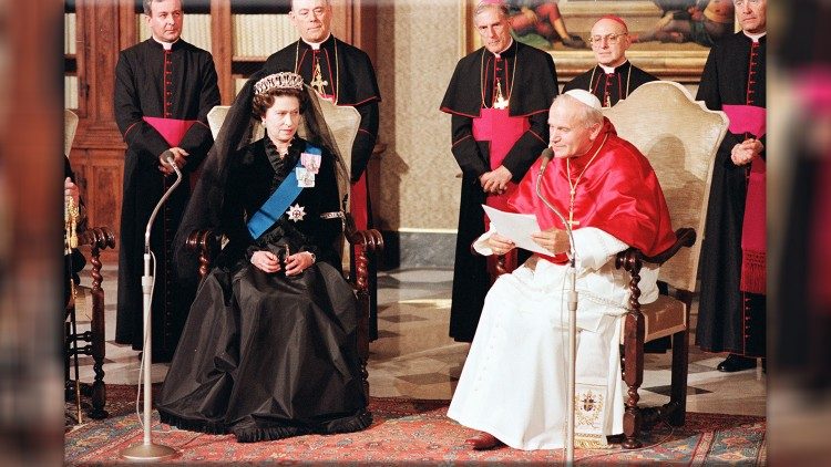 Isabel II y la amistad con los Papas - Vatican News