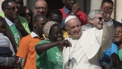 2020.06.11 Pope Francis with some young African migrants & refugees