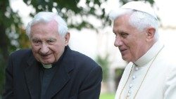 Papst Benedikt XVI. und sein Bruder Georg auf einem Archivbild