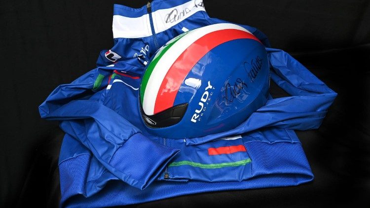 Il casco da gara e la giacca sportiva di Arianna Fontana, campionessa di short-track