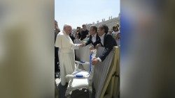 Il Papa ha offerto a We Run Together una sedia donata dalla FIGC a ricordo della amichevole “per la pace” giocata a Roma nel 2013 tra Italia e Argentina