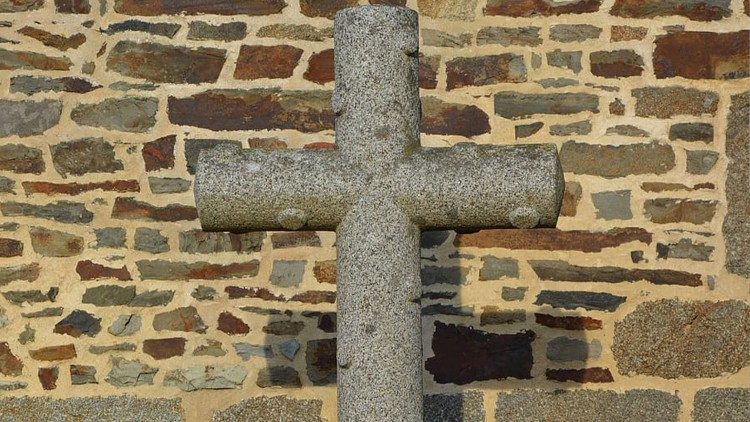 Une croix découverte lors de fouilles archéologiques.