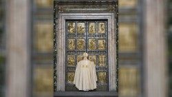 Popiežius atidaro Gailestingumo jubiliejaus Šventąsias duris 2015 m.