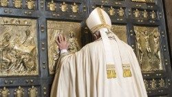 Temat för jubelåret 2025 är "Hoppets pilgrimer". Foto: Påven Franciskus inviger Barmhärtighetens jubelår 8 december 2015 genom att öppna den heliga porten.