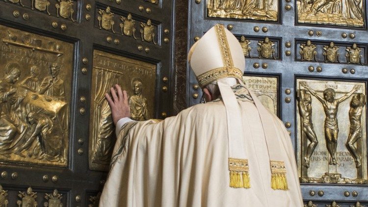 El Papa abre la puerta del Jubileo de la Misericordia