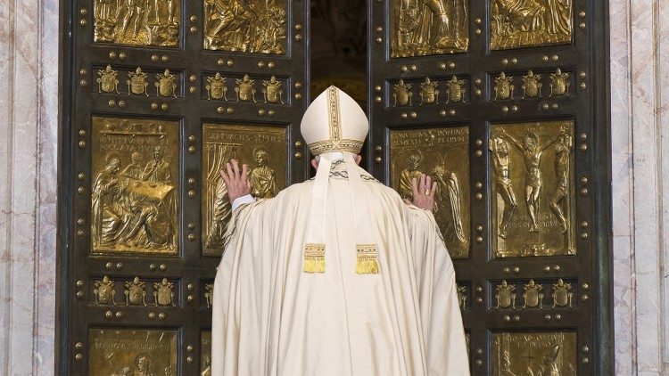 Pranciškus atidaro gailestingumo jubiliejaus Šventąsias duris į Šv. Petro baziliką 2015 m. gruodžio 8 d.