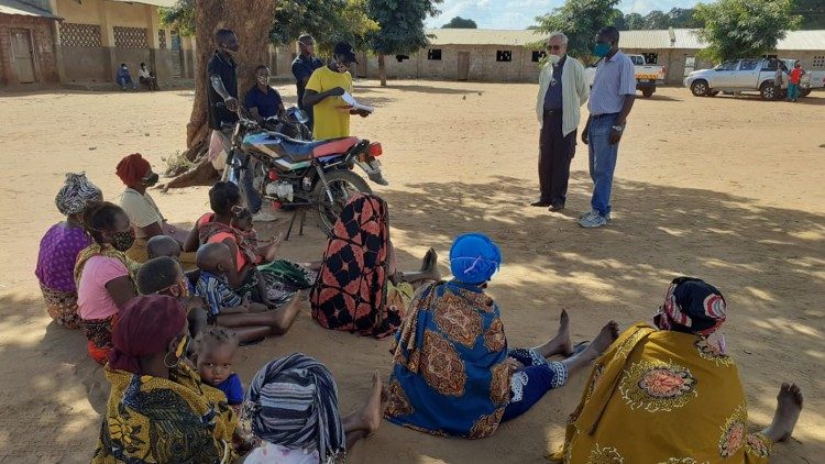 P. Alberto Tchindemba com os deslocados pelos ataques armados no norte de Moçambique