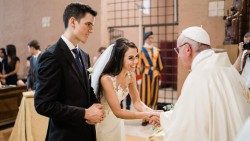 Papież Franciszek z młodą parą