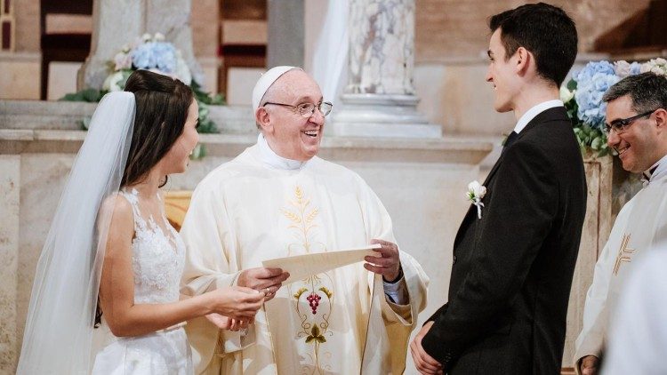 教宗与新婚夫妻