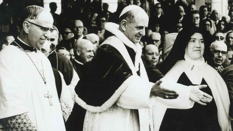 Szent VI. Pl pápa zarándokként Fatimában 1967. május 13-án, találkozása  a látnok Lúcia nővérrel   