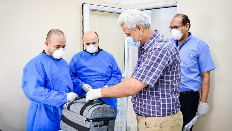 A entrega dos kits doados pelo Papa ao Ministério da Saúde de Gaza