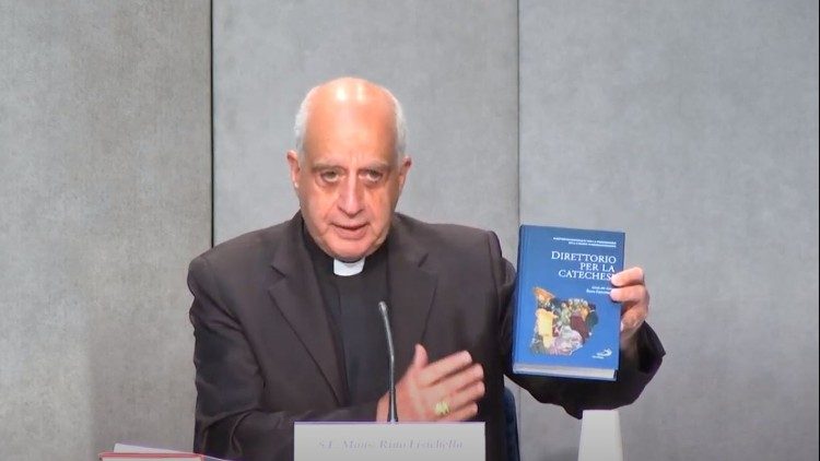 新しい「カテケーシス指針」を発表する新福音化推進評議会議長、フィジケッラ大司教