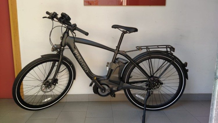 教宗捐贈皮亞焦電動自行車給杰梅利醫院兒童病患