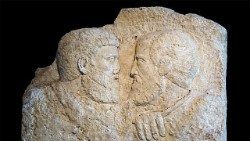 Rilievo con l'abbraccio tra Pietro e Paolo, Museo Paleocristiano di Aquileia 