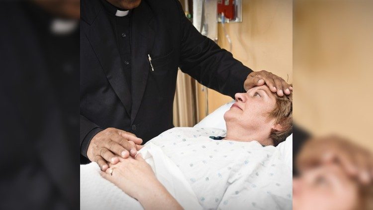 Egy pap imádkozik a betegekért