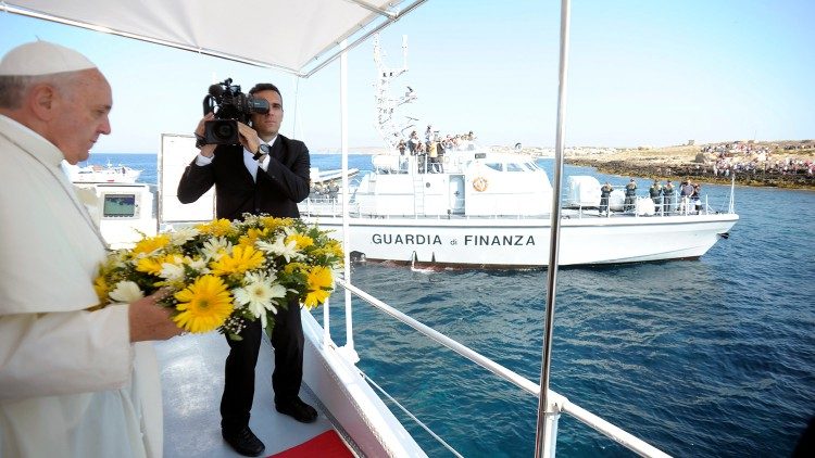 Le Pape François lançant une couronne de fleurs à la mer devant l'île italienne de Lampedusa pour commémorer les centaines de migrants venus d'Afrique, morts en tentant de traverser la Méditerranée.