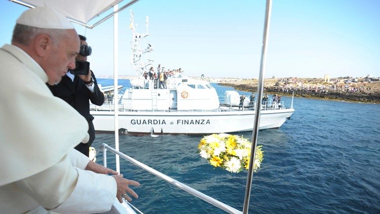 L'omaggio alle vittime del mare nel primo viaggio a Lampedusa