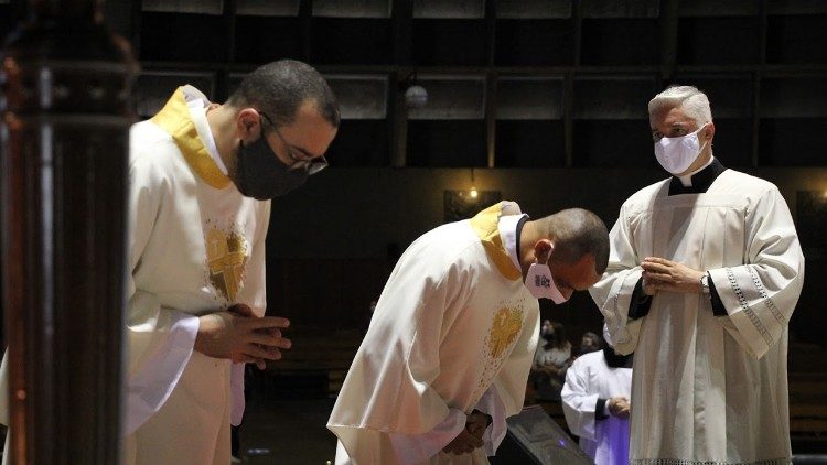 2020.07.07 cardinale Orani João Tempesta presiede la Santa Messa nella cattedrale metropolitana a Rio de Janeiro