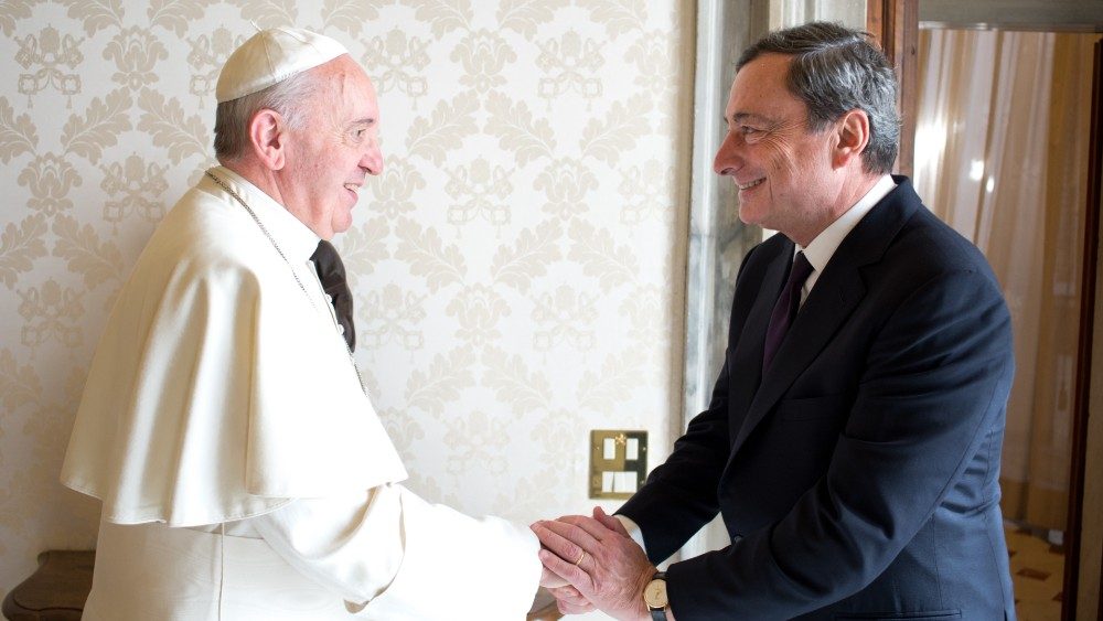 Svätý Otec František s talianskym ekonómom Mariom Draghim