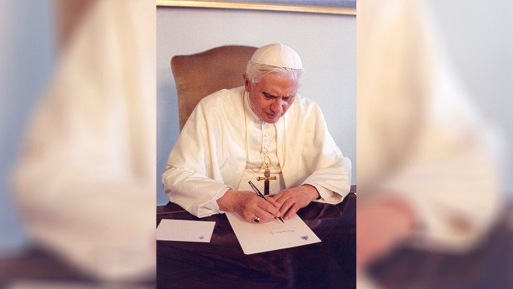 Benedikt XVI. (gestorben im Dezember 2022) veröffentlichte 2005 die Enzyklika Deus Caritas est