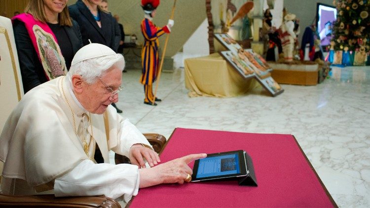 Benoît XVI envoyant le premier message d'un Pape sur le réseau social Twitter. 