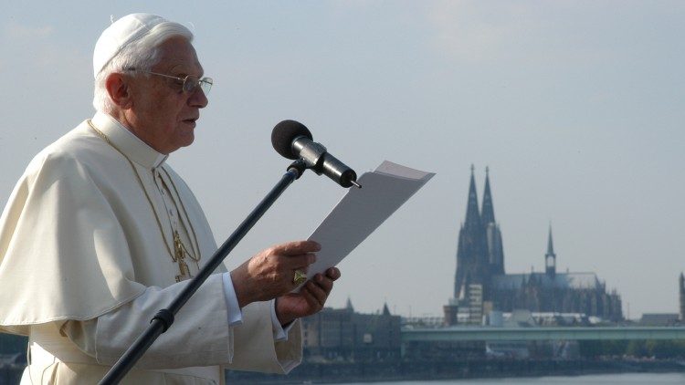 Benedikt XVi. 2005 beim Weltjugendtag in Köln