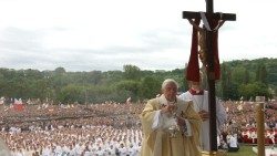 Le Pape Benoît XVI lors d'un voyage apostolique en Pologne, dans la plaine de Błonie à Cracovie, le 28 mai 2006. 