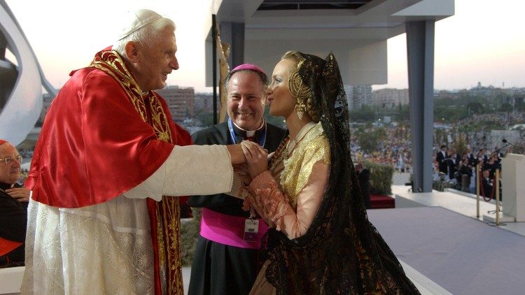 Benedicto XVI viaja a Valencia, España, para acompañar el Encuentro Mundial de las Familias en 2006