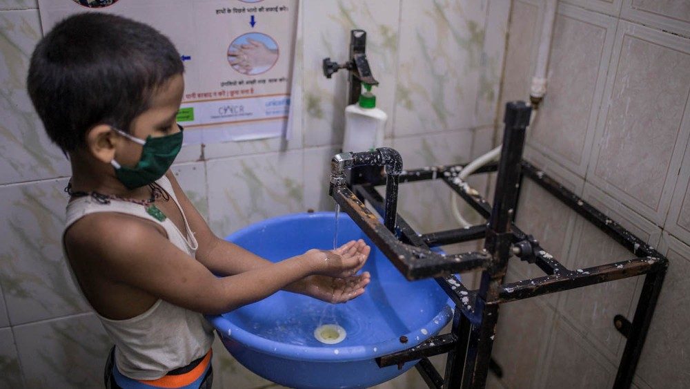 Informe OMS: 1.800 millones de personas más expuestas al Covid por falta de agua - Vatican News