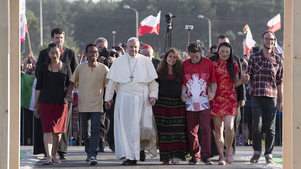 Papa Francesco e alcuni giovani (Giornata mondiale della Gioventù in Polonia nel 2016)
