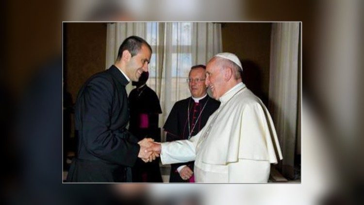 Don Fabio Salerno hälsar på påven 