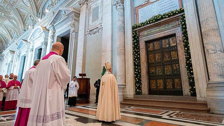 पवित्र द्वार के सामने खड़े पोप फ्राँसिस एवं विश्वासी