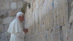 Benedikt XVI. im Mai 2009 im Gebet an der Klagemauer in Jerusalem