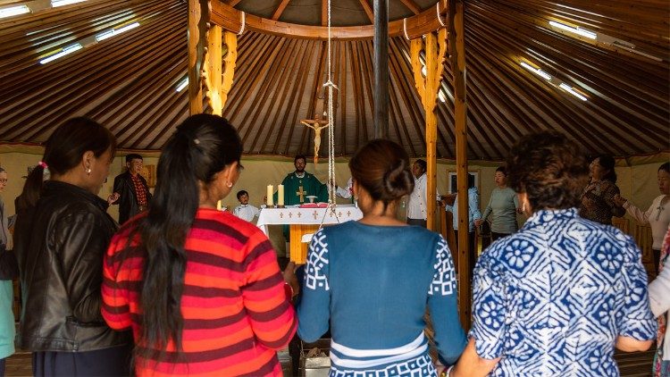 El ahora cardenal Giorgio Marengo, Prefecto apostólico de Ulán Bator celebra misa para una pequeña comunidad en junio de 2020.