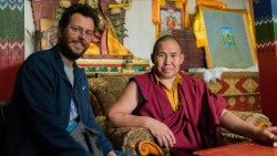 Dom Giorgio Marengo, prefeito apostólico de Ulan Bator, capital da Mongólia, junto com um budista