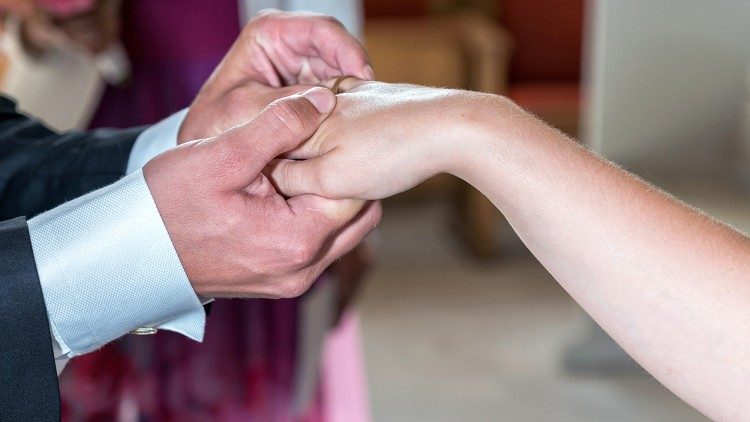 Hiszpania: tylko co dziesiąta para bierze ślub kościelny